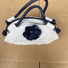 美品　牛皮製品　白色花模様ハンドバッグ