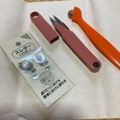 収納式握りバサミとスレダー糸通しとルレット