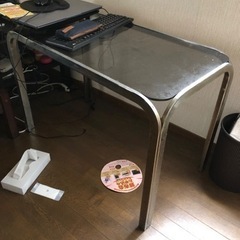 ガラス天板のテーブル