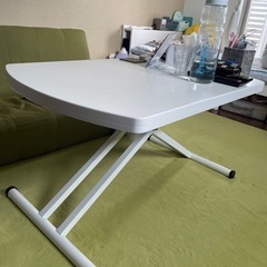 高さ調節可能なテーブル