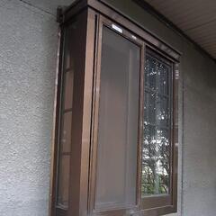 小さい出窓（内側：木製、外側：アルミ製と思います）