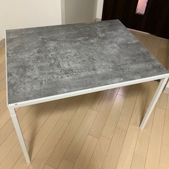 IKEAの白とグレーのリバーシブルテーブルです