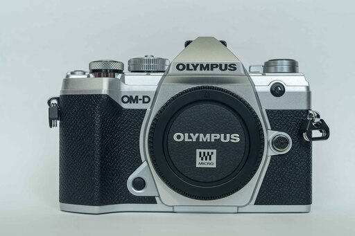 値下げ 美品 ミラーレスデジタルカメラ 極上美品 OLYMPUS OM-D E-M5 Mark III シルバー ボディ + スペア充電池 \u0026 充電器