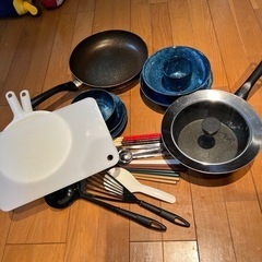 食器と調理器具のセット 4ヶ月使用の中古