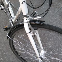 クロスバイク ASTROIA 6段変速 オートライト 泥除け ホワイト 配送無料