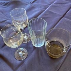ワイングラス2個とサントリーゴールドのグラスとコップ