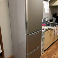引っ越しのため、冷蔵庫譲ります。