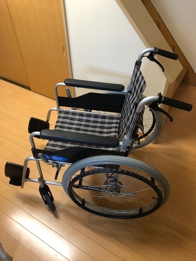 介護用品。自走型のアルミ製車いす