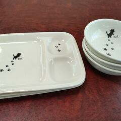 猫の足跡が可愛いお皿です。どちらも３枚ずつあります。