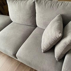 グレーの2人掛けソファ