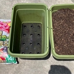 野菜用プランター２個と未開封の培養土
