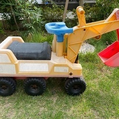 子供がのれる　ショベルカー