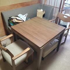 テーブル、椅子2つ