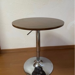円形木製テーブル