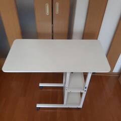 すっきりとした白いテーブル　サイドテーブル