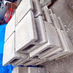 穴あきコンクリートブロック（半分サイズ）