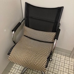 メッシュのオフィスチェア　回転椅子