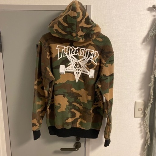 【美品】正規品:THRASHER 迷彩柄バックプリントパーカー サイズ:M