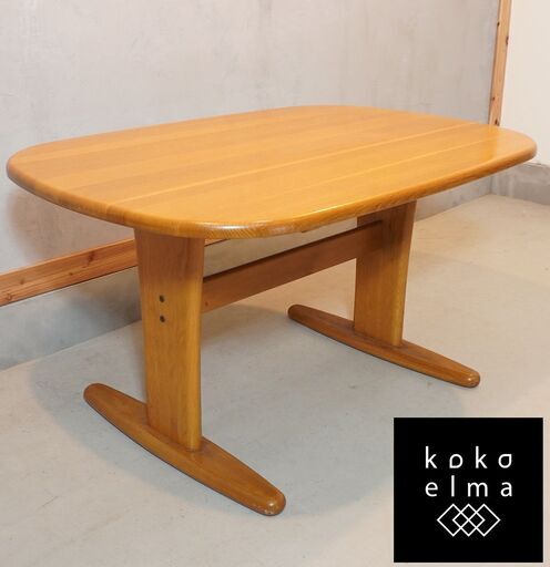飛騨の家具メーカーKASHIWA(柏木工)のオーク無垢材 ダイニングテーブル。明るい色合いと丸みのあるフォルムがレトロな印象の食卓。シンプルな楕円型はダイニングを優しい雰囲気に。DG322