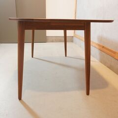 karimoku(カリモク家具)のDD5157 ウォールナット材 ダイニングテーブルです。動線を確保できる半円形の食堂テーブル。落ち着いた色合いがやさしい空間に。北欧風や和モダンなどにオススメ。DG323