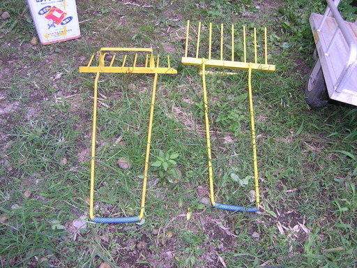 畑の雑草を簡単に掘り起こせる農具（草抜きホイホイ）です