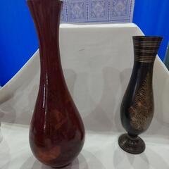 塗の物と思われる 大きな 朱色の花瓶/金属製の細かい彫刻がされた花瓶