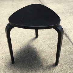 黒い木製の椅子
