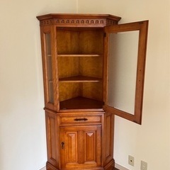 横浜ダニエル(daniel)　美品　中古　ガラスケース　飾り棚