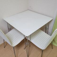 白いテーブルと椅子2脚