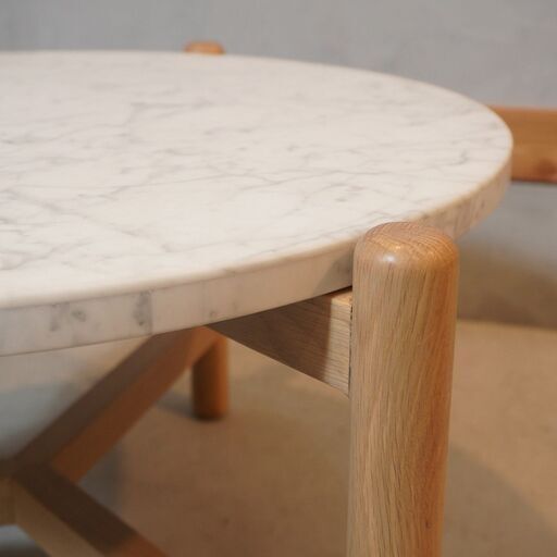 Francfranc(フランフラン)のシフラ コーヒーテーブルです。大理石天板とオーク無垢材を使用した天然素材の質を活かしたスタイリッシュなデザイン。高級感のある円形テーブルはリビングや玄関先に♪DG326