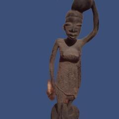 荷物を頭に載せた女性の彫刻