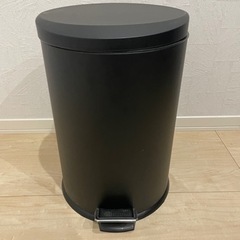 ペダル式ゴミ箱 ブラック