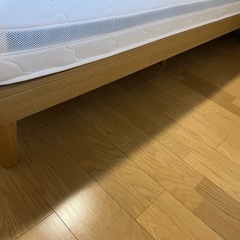 シンプル　モダン　ナチュラル　ダブルベッドとマットレス