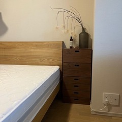 シンプル　モダン　ナチュラル　ダブルベッドとマットレス