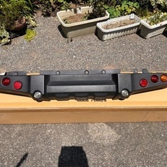 【現地受取のみ】新型ジムニーシエラ JB74 APIO製タクティカルリアバンパー