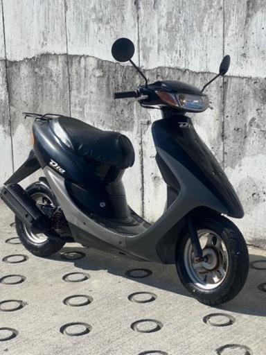 大人気セール‼️安心のドライブベルト新品✨️左右ミラー新品✨️バッテリー充電済み前後タイヤほぼ新品嬉しいオイル満タン補充2サイクルでメンテナンスが楽パワフルで速いライブディオ✴