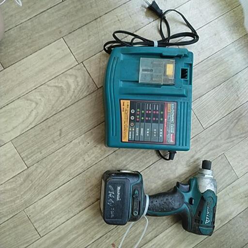 マキタ充電器、14.4Vインパクトドライバー本体、バッテリー