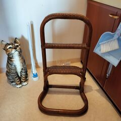 高齢者向け　トイレで使っていた籐製の手すり　プラス　陶器の猫の置...