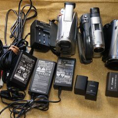 古いビデオカメラ3種と電池　電線