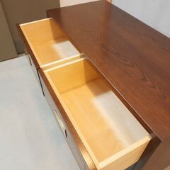 Karimoku(カリモク)の高級ブランドdomani(ドマーニ)よりMorganton(モーガントン)シリーズ ドロワーキャビネット/ヒッコリーブラウンです。シンプルなデザインはリビングや書斎にも♪DG345