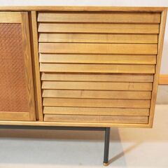 CRASH GATE(クラッシュゲート)/NOR(ノル)シリーズのFIN(フィン)サイドボードです。ラタンの扉アクセントの北欧ヴィンテージ家具をアレンジしたモダンなリビングボードです♪DG347