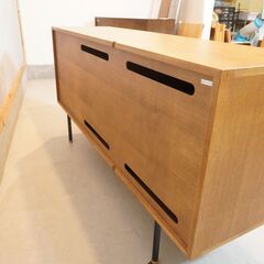 CRASH GATE(クラッシュゲート)/NOR(ノル)シリーズのFIN(フィン)サイドボードです。ラタンの扉アクセントの北欧ヴィンテージ家具をアレンジしたモダンなリビングボードです♪DG347