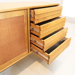 CRASH GATE(クラッシュゲート)/NOR(ノル)シリーズのFIN(フィン)サイドボードです。ラタンの扉アクセントの北欧ヴィンテージ家具をアレンジしたモダンなリビングボードです♪DG347