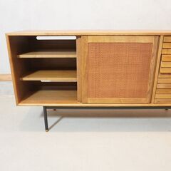 CRASH GATE(クラッシュゲート)/NOR(ノル)シリーズのFIN(フィン)サイドボードです。ラタンの扉アクセントの北欧ヴィンテージ家具をアレンジしたモダンなリビングボードです♪DG347