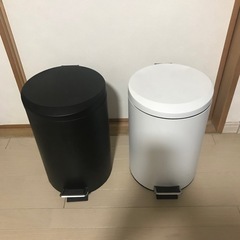 ゴミ箱2ヶ(白と黒)