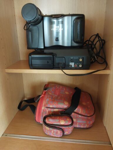 シャープ Hi8 レコーダー＆プレーヤー（テープ付）Sharp Hi8 recorder/player with tapes