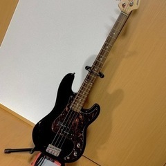 使用感ありの黒ベースギター！Fenderアンプとシールドもセット！