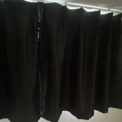 黒い短いカーテン