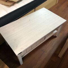 白い木目調のローテーブル