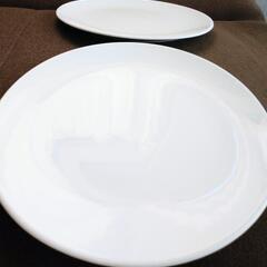 丸い白いプレート皿2つ